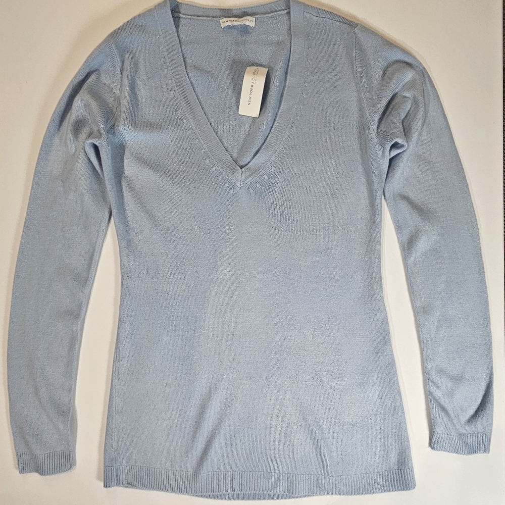 New York & Company Sweater Womens XS V-Neck Light Blue Classic Soft Preppy NEW‎